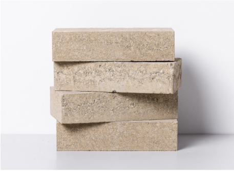 La brique terrabloc est une brique de terre crue compressée, contenant une teneur minime de ciment pour sa stabilisation. Elles peuvent être utilisées pour des murs de parement intérieur, cloison intérieurs, doublage, voire pour certains murs porteurs. Elles offrent un bonne régulation hygrothermique du confort intérieur.