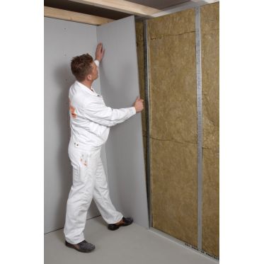 Les plaques fermacell sont composées de fibres de papier recyclé, de plâtre et d’eau. Le tout, sans autre liant, est comprimé à haute pression de façon à obtenir une plaque rigide et sans odeur. Le procédé de fabrication spécial et le mélange homogène des matières premières naturelles rendent les plaques fibre-gypse stables, solides et résistantes aux charges mécaniques. Utilisables comme plaques de construction, plaques coupe-feu et plaques pour locaux humides, les plaques fermacell favorisent en même temps un bon climat intérieur. Elles sont testées et approuvées du point de vue de la biologie du bâtiment.