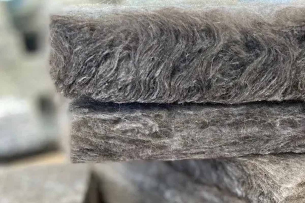 Régulateur thermique et absorbeur de CO2 performant par nature, les déchets capillaires humains sont largement disponibles, collectés et utilisés dans diverses applications.  Mais leur fonction première, la thermorégulation de notre corps, en fait un matériau de choix pour l'isolation des bâtiments. Sol-Hair transforme les déchets capillaires collectés par des associations spécialisées en panneaux isolants grâce à un processus industriel spécifique et une formule unique.