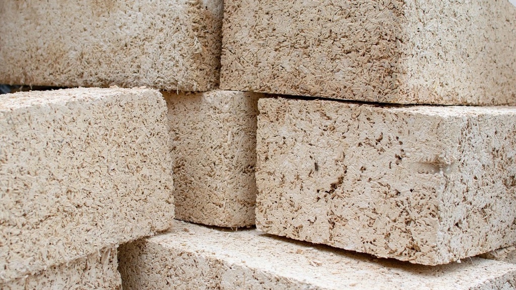 Le chaux-chanvre de Structura C est un matériau composite naturel composé de copeaux de chanvre industriel (bois de chanvre industriel certifié CenC), d'un liant naturel (liant à base d'hydroxyde de calcium dolomitique) et d'un additif probiotique (mélange de minéraux et de mélasse de canne à sucre), ainsi que d'eau. Il présente plusieurs avantages : un pouvoir isolant élevé, une faible part d'énergie grise et un bon bilan carbone. Structura C propose une gamme de briques aux dimensions différentes ainsi que de crépis à base de chaux et d'accessoires assortis.