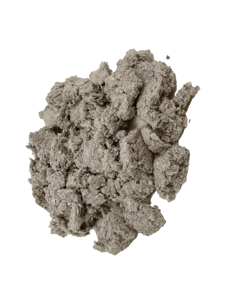L'isolation en fibre de cellulose soufflée est fabriquée à partir de papier recyclé selon un processus de traitement en plusieurs étapes. Le papier recyclé est broyé, mélangé à des retardateurs de flamme sous forme de poudre, puis défibré. Les retardateurs de flamme utilisés sont des borates et des polyphosphates d'ammonium, en quantités comprises entre 5 et 15 %.  Les fibres de cellulose sont perméables à la vapeur, régulent l'humidité et offrent une bonne isolation phonique. Lorsqu'elle est installée de manière professionnelle, l'isolation par insufflation de cellulose est stable et étanche à l'air et au vent. L'isolation par insufflation est utilisée dans les constructions à ossature bois pour les façades, les murs, les faux plafonds et les toitures comme isolation des cavités, mais elle ne doit être mise en œuvre que par des entreprises spécialisées.