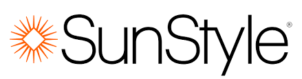 SunStyle® combine structure de toit et module solaire. Cette combinaison offre une solution de toiture solaire performante, durable et étanche, à la fois élégante et protectrice. Les tuiles solaires sont plus durables que la plupart des matériaux de couverture standard. Elles offrent une protection optimale y compris dans des conditions climatiques difficiles comme la grêle, la neige, la pluie et le vent violent. La gamme comprend trois couleurs standard. Toutes les tuiles sont fabriquées en verre solaire structuré, optimisé pour la transmission de la lumière et une perception uniforme des couleurs sous différents angles de vue. Outre la tuile photovoltaïque de base, des tuiles sans cellules solaires sont disponibles pour des sections de toit non ensoleillées. La gamme est complétée par des tuiles d’angle ou latérales qui permettent de créer des finitions de toit optimales tout en produisant de l’énergie. Des panneaux composites en aluminium de couleur assortie pouvent être découpés sur place, pour permettre un ajustement parfait aux formes de toits spécifiques..