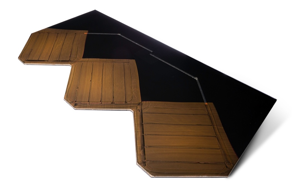 Les tuiles solaires Freesuns s’adaptent aux toits, y compris les surfaces les plus complexes. Leur petit format permet en général de couvrir plus de surface que des panneaux photovoltaïques de grand format. Installées par double recouvrement, comme des tuiles classiques, elles garantissent une excellente étanchéité et résistent à la charge et aux éléments. Disponibles en plusieurs finitions, elles préservent l’esthétique des bâtiments, y compris celle des constructions classées.