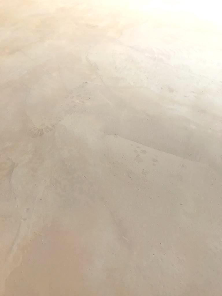 Biokum Decor est un enduit naturel à base de chaux naturelle pure et d’une petite quantité de ciment blanc (ciment Portland) et de sève de l’arbre Chukum (Yucatan / Mexique). Cet enduit connu aussi sous le nom de "Chukum" est utilisé pour créer des surfaces continues pour les sols, les murs, les façades ainsi que les meubles. Il est naturellement fongicide, imperméable et durable. L’effet des surfaces en chukum est authentique et développe une patine unique au fil du temps. Contrairement à la plupart des autres enduits minéraux, aucune substance synthétique n’est ajoutée. La résistance et l’imperméabilité du mortier sont obtenues uniquement par la combinaison d’ingrédients naturels. 