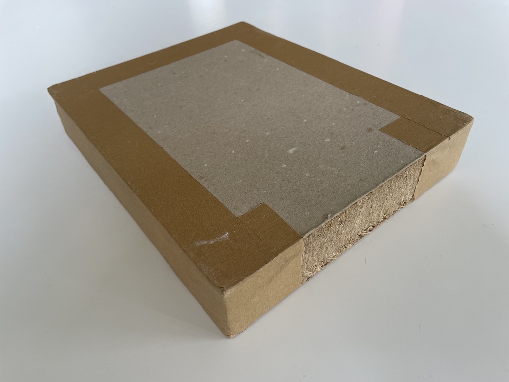 Ekopanely est un panneau de construction écologique, ouvert à la diffusion, qui est extrudé à partir de paille de céréales en vrac, sans utiliser de liant, à haute température et haute pression, puis collé avec du carton recyclé. Les lignines propres à la paille assurent un collage durable des brins entre eux. L'écobilan du produit est excellent : la dépense énergétique PEI est d'environ 3,41 kWh/m2. Un mètre carré de panneau absorbe environ 34 kg de CO2 et la paille provient de l'environnement direct de l'usine de fabrication.