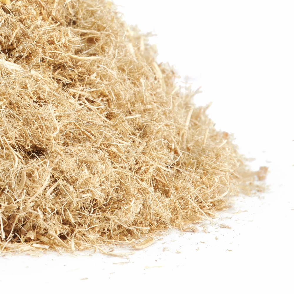VestaEco FIBRA est un isolant thermique en vrac à base de paille. Elle est utilisée pour l’isolation par soufflage des toitures, des combles ventilés ainsi que des murs à ossature bois. Leur capacité thermique élevée par rapport à d’autres matériaux d’isolation courants améliore le confort thermique des espaces intérieurs, tant en hiver qu’en été. Le produit est protégé par des retardateurs de flamme. La structure des fibres garantit l’absence de tassement.