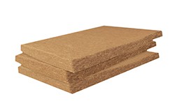 Isolation thermique et acoustique pour murs et plafonds, isolation thermique pour l'aménagement des combles. Le lin est doté par la nature du système de défense le plus sûr contre les mites : il est totalement exempt de protéines animales, qui constituent la « nourriture de base » de ces parasites. Les fibres de lin n'ayant pas besoin d'être lavées, la cire protectrice du lin reste sur les fibres. Les panneaux isolants se caractérisent par une grande élasticité et peuvent donc être facilement insérés entre les chevrons sans agrafes dans le toit, les murs et le plafond. 