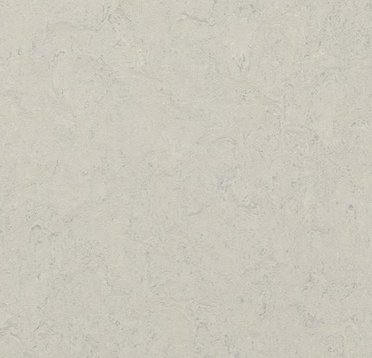Marmoleum est produit de manière positive pour le climat et constitue donc une des meilleures solutions de sol naturelle. Marmoleum est composé à 98 % de matières premières naturelles, dont 73 % se renouvellent très rapidement et absorbent le CO2, un gaz à effet de serre. La quantité de CO2 absorbée est supérieure aux émissions produites lors de la fabrication.
- Jusqu'à 98 % de matières premières naturelles
- Recyclable grâce à l'utilisation de matériaux recyclés (programme "Back-to-the-Floor")
- Exempt de PVC, PET, caoutchouc synthétique et plastifiants
- Positif pour le climat sans compensation
Les variantes de la gamme Marmoleum se distinguent par leurs différents designs.
