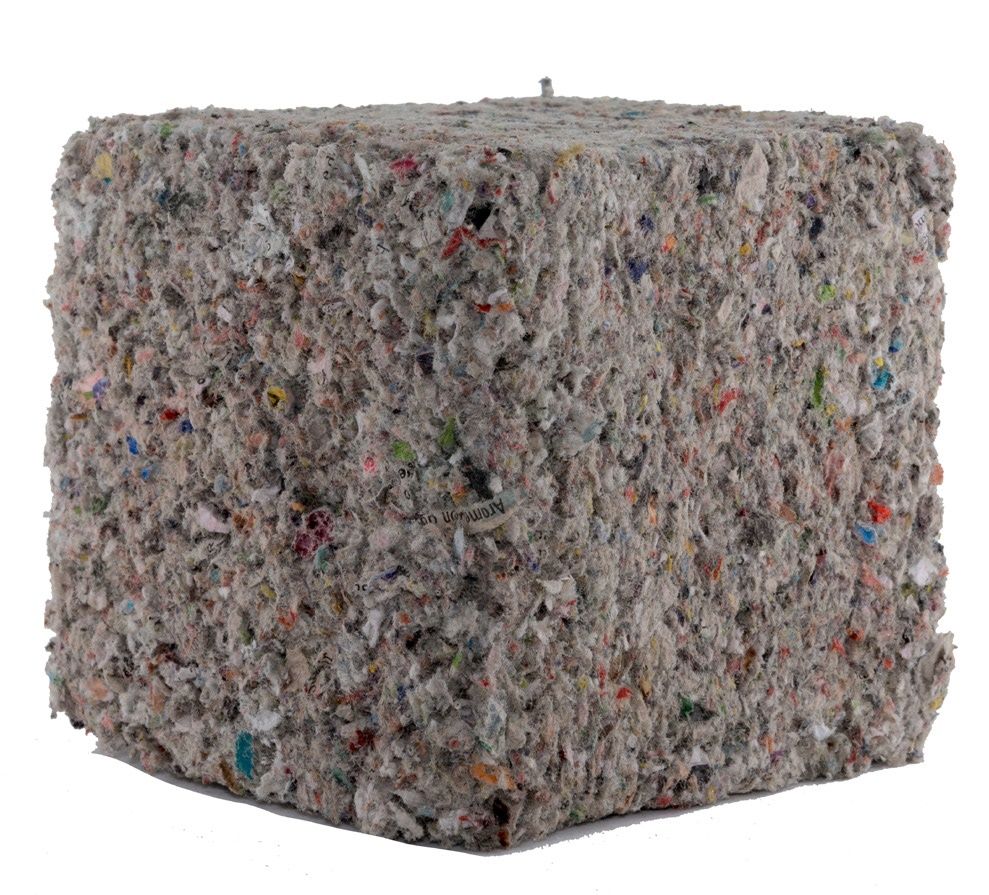 L'isolation en fibre de cellulose est fabriquée à partir de papier recyclé selon un processus de traitement en plusieurs étapes. Le papier recyclé est broyé, mélangé à des retardateurs de flamme sous forme de poudre, puis défibré. Les retardateurs de flamme utilisés sont des borates et des polyphosphates d'ammonium, en quantités comprises entre 5 et 15 %.  Les fibres de cellulose sont perméables à la vapeur, régulent l'humidité et offrent une bonne isolation phonique. Lorsqu'elle est installée de manière professionnelle, l'isolation par insufflation de cellulose est stable et étanche à l'air et au vent. L'isolation par insufflation est utilisée dans les constructions à ossature bois pour les façades, les murs, les faux plafonds et les toitures comme isolation des cavités, mais elle ne doit être mise en œuvre que par des entreprises spécialisées.