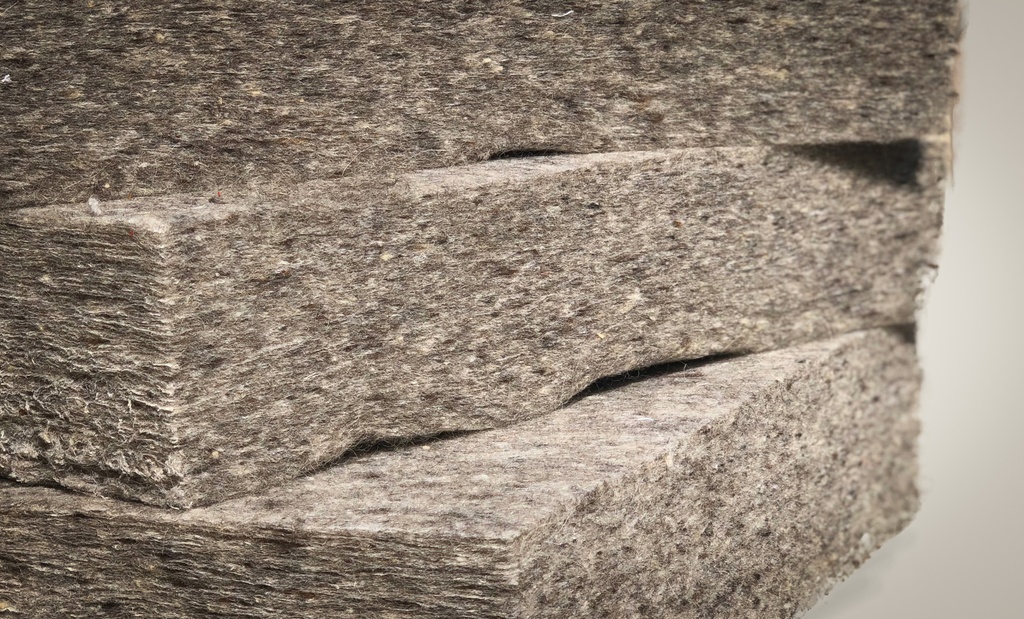 De par sa nature, la laine de mouton est le seul matériau isolant présent dans la nature qui tient chaud tout en protégeant de la chaleur, du froid et de l’humidité. La capacité d'absorption de l'humidité de la laine de mouton est inégalée, puisqu'elle représente plus de 30 % de son poids. Même si l'isolation en laine de mouton est humide, elle ne perd pas ses propriétés isolantes. Fisolan fabrique des isolants pour de nombreuses applications à partir de cette matière première : façades, sols, murs, toits, plafonds, fenêtres et portes. L’isolant en laine de mouton Fisolan est renouvelable, durable, recyclable et fabriqué sans additifs synthétiques nocifs. Domaines d'application : Aménagement de combles, plafond – isolation par le haut, mur intérieur & extérieur, assainissement de l’air intérieur : cloisons, niveau d’installation, construction en bois.