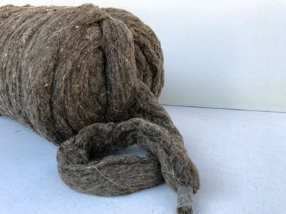 Tresse pour joints composée à 100 % de laine de mouton suisse. Elle permet de remplacer la mousse PU et est conditionnée en rouleau réutilisable dans un sac. Elle est destinée à l’isolation et à l’étanchéité des joints des cadres de fenêtres et de portes. La tresse peut être enfoncée manuellement dans le joint ou à l’aide d’une spatule.
