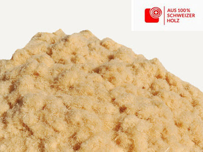 Gutex Thermofibre possède une qualité élevée et constante comme aucun autre isolant en fibres de bois à insuffler. Cette qualité en fait non seulement l'isolant le plus sûr du point de vue de la physique du bâtiment, mais aussi le plus économique grâce à sa consommation réduite. Il peut être mis en œuvre de manière très efficace à l'aide de machines et remplit les compartiments sans joints et de manière homogène - même en cas de formes irrégulières. Il en résulte une qualité d'isolation élevée et des raccords sans ponts thermiques. Grâce à leur structure fibreuse spéciale, les fibres de bois développent, même à des densités relativement faibles, une force de tension élastique grâce à laquelle elles se soutiennent mutuellement de manière stable et assurent ainsi une grande sécurité contre le tassement à long terme.