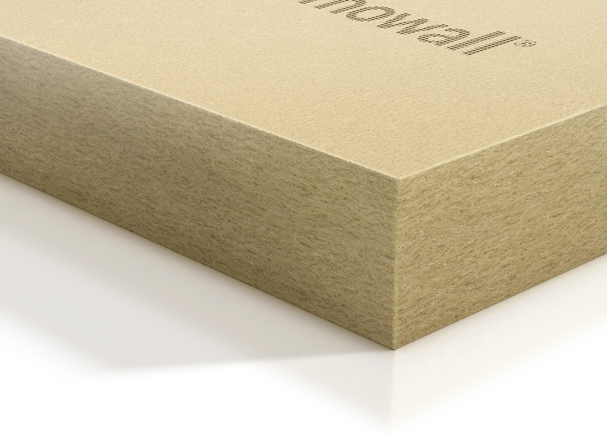 Gutex Thermowall est le panneau isolant de poids moyen pour les murs massifs en bois, les constructions à ossature bois ou la maçonnerie (sans ventilation) dans l'ITE Thermowall. Avec une conductivité thermique de λD 0,040 et une très bonne capacité d'accumulation de chaleur, il réduit considérablement les besoins en énergie de chauffage et de refroidissement du bâtiment. Comme le panneau isolant en fibres de bois se refroidit plus lentement que l'EPS ou la laine minérale, il protège nettement mieux la nouvelle façade en crépi contre la formation d'algues. De plus, il favorise un climat intérieur sain, car il est ouvert à la diffusion et régule l'humidité. Une très bonne isolation phonique vient par-dessus le marché.