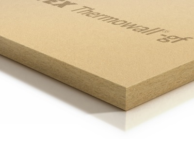 Panneau isolant à crépir particulièrement stable et résistant à la compression pour l'ITE Thermowall. Gutex Thermowall-gf est le panneau isolant le plus lourd de l'ITE Thermowall, qui offre déjà une stabilité et une résistance à la compression maximales dans des épaisseurs de 40 et 60 mm - idéal pour le parement direct sur des montants en bois. En outre, il convient également pour les murs massifs en bois ou en maçonnerie. Avec une conductivité thermique de λD 0,043 W/mK ainsi qu'une excellente capacité d'accumulation de chaleur, Thermowall-gf réduit les besoins en énergie et prévient l'apparition d'algues sur la façade en crépi. De plus, le panneau isolant en fibres de bois, ouvert à la diffusion et régulant l'humidité, assure un climat intérieur sain et une meilleure isolation acoustique.