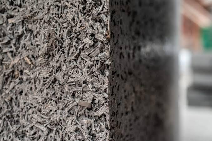 TimberRoc est un élément préfabriqué en béton léger composé de granulés de bois et de ciment. La matière première biosourcée utilisée dans la formulation du béton de bois TimberROC® est un agrégat de bois de haute qualité produit à partir de bois à pâte (non utilisable dans le bois d'œuvre) provenant principalement d'exploitants forestiers français certifiés PEFC. À partir des éléments préfabriqués, il est possible de fabriquer des murs porteurs jusqu'à R+3, des façades de remplissage jusqu'à R+10 et des prédalles conçus hors-site.