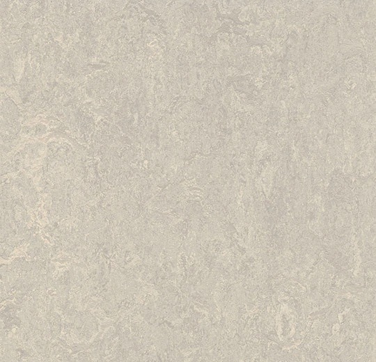 Le Marmoleum Sport est un revêtement de sol résilient en linoléum. Conçu principalement à partir de matières premières d'origine naturelle et renouvelable (huile de lin, résine de pin, farine de bois, jute), il est spécialement destiné à recouvrir les sols de salles de sport, d'activités physiques ou de gymnases. Il offre une surface hygiénique, durable et résistante aux sollicitations mécaniques quotidiennes.