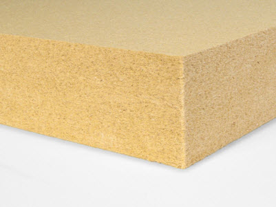 Gutex Thermowall-L est le panneau isolant léger à crépir dans le système d'isolation thermique Thermowall pour les supports pleins. Avec une faible conductivité thermique de λD 0,037 W/mK, une très bonne capacité d'accumulation de chaleur et jusqu'à 240 mm d'épaisseur, il réduit les besoins énergétiques des bâtiments de manière particulièrement efficace. Le Thermowall-L à base de fibres de bois protège nettement mieux la nouvelle façade à crépir contre la formation d'algues que l'EPS ou la laine minérale, car il se refroidit plus lentement. De plus, en tant qu'isolation ouverte à la diffusion et régulant l'humidité, il favorise un climat intérieur sain. Une bonne isolation phonique vient par-dessus le marché.