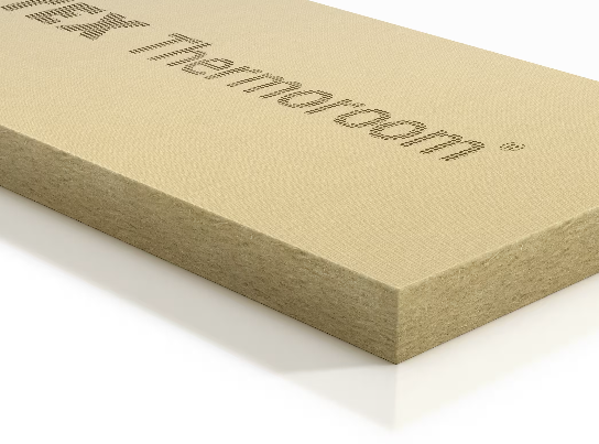 Panneau isolant en fibres de bois pour l'isolation intérieure ultérieure de murs extérieurs. L'isolation de la façade n'est pas une option? Gutex Thermoroom est le panneau isolant écologique en fibres de bois pour l'amélioration énergétique du mur extérieur depuis l'intérieur: 20, 40 ou 60 mm d'épaisseur d'isolant suffisent déjà pour réduire les pertes d'énergie d'environ 60%. De plus, cette isolation de la façade depuis l'intérieur favorise un climat intérieur sain et confortable et prévient les moisissures - grâce à une sécurité élevée en matière de physique du bâtiment. Quatre murs pour se sentir bien, voilà le résultat!