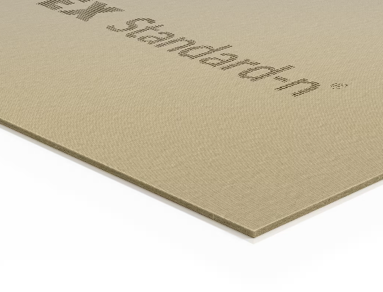 Panneau isolant pour de nombreuses applications intérieures et industrielles. Gutex Standard-n est un panneau de base polyvalent et durable pour de nombreuses applications intérieures: de l'isolation thermique au niveau du sol et du plafond jusqu'à la mise à niveau du sol. Le panneau isolant en fibres de bois écologiques compactées convainc par sa grande résistance à la pression et sa facilité de mise en œuvre - idéal pour un aménagement intérieur efficace et écologique. Il est également utilisé dans la transformation industrielle, par exemple dans les inserts de porte, les cloisons ou les panneaux d'affichage. Il est également utilisé comme matériau d'emballage.