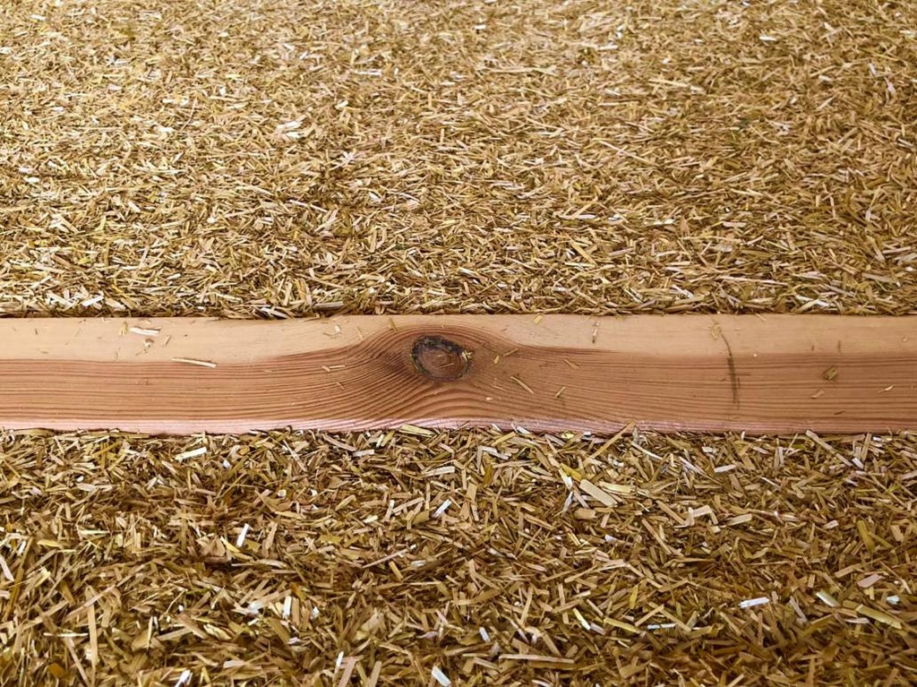 La paille à insuffler est un matériau d’isolation composé à 100% de paille de blé. La technologie d’insufflation est un moyen efficace d’intégrer des matériaux isolants dans un élément de construction (murs extérieurs, les murs intérieurs, les plafonds, les toits plats et les toits en pente) sans laisser de vide. Les fibres peuvent être insufflée dans des éléments de construction creux avec une densité d'environ 105 kg/m³. Grâce au développement de la paille à insuffler, il est désormais possible de combiner les avantages de la paille, tels qu’une très faible empreinte écologique, une protection thermique élevée en été, une bonne performance d’isolation, une protection acoustique et une régulation du climat intérieur, avec la technologie efficace de l’insufflation.