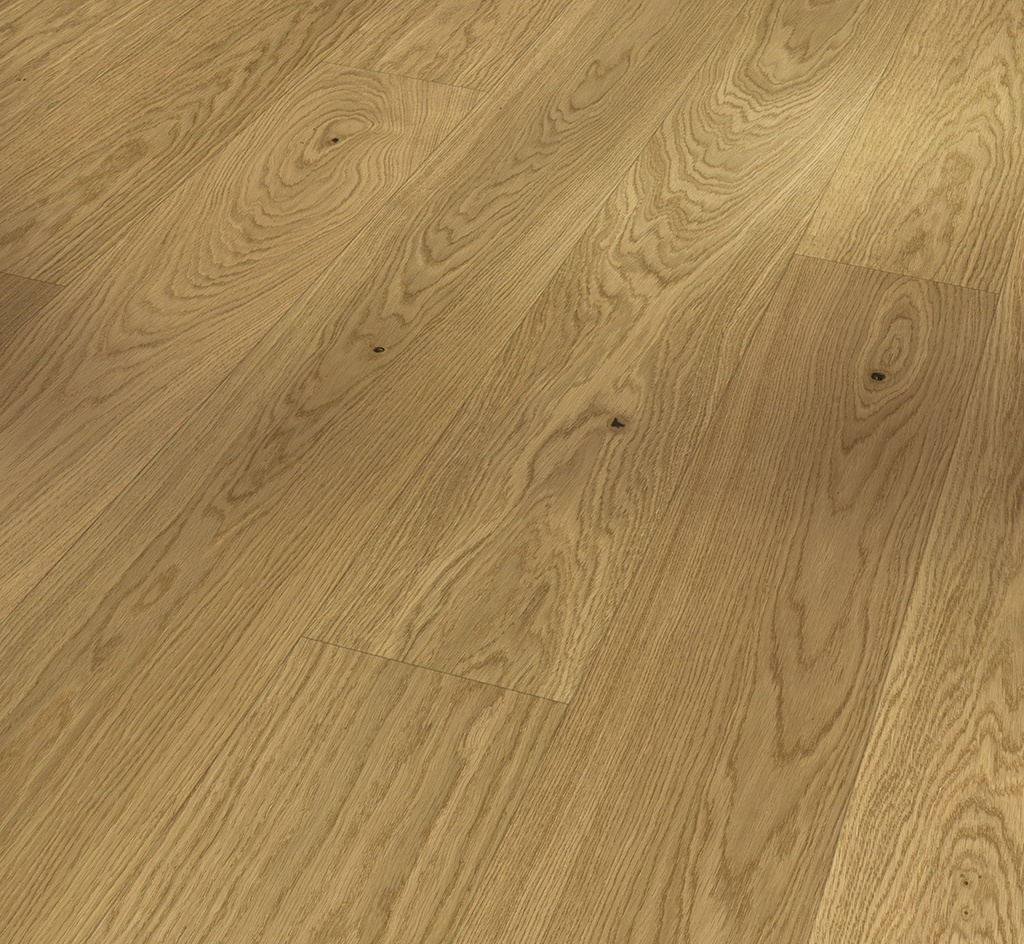 Le parquet Parador Chêne lame large, appartenant à la ligne de produits Classic 3060, répond aux exigences les plus élevées en matière de design et de qualité et peut être utilisé pour de nombreux besoins d'aménagement. Ce parquet de grande qualité est verni mat et crée une ambiance naturelle et unique dans toutes les pièces. Les lames de grande qualité sont disponibles en lames larges au format 2 200 x 185 x 13 mm. La classe Select se caractérise par sa texture harmonieuse, ses fines nuances de couleur et son aspect remarquablement noble. Les lames disposent de mini-chanfreins périphériques qui viennent visuellement délimiter discrètement les lames posées et soulignent l'aspect typique du parquet. Résistant et élégant une fois posé, le parquet Parador Classic 3060 est facile à poser grâce à son système d'assemblage à clics Automatic-Click, avec un verrouillage des extrémités et des bords longitudinaux des lames. L'imprégnation périphérique des lamelles et des couches d'usure assure une protection anti-tuilage fiable. La couche d'usure fait environ 3,6 mm de haut. Ce parquet convient à la pose sur des sols chauffants. La garantie fabricant est de 25 ans. Le bois utilisé pour la production des parquets Parador de la ligne de produits Classic 3060 provient principalement de sources gérées durablement. Le parquet Parador a été certifié à plusieurs reprises.