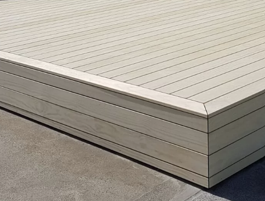 Les terrasses en bois Accoya allient le charme authentique du bois à des performances uniques. Idéal pour prolonger votre espace de vie vers l’extérieur, en toute sérénité… et pieds nus. Le bois Accoya bénéficie d’une garantie leader sur le marché, pour une tranquillité d’esprit totale et une confiance absolue. Les terrasses en bois Accoya ne nécessitent aucun traitement de surface et résistent naturellement à la pourriture ainsi qu’aux attaques d’insectes. Elles sont conçues pour durer, avec un minimum d’entretien et un maximum de plaisir. Même sous forte chaleur, le bois Accoya conserve sa fraicheur, reste agréable au toucher et ne se déforme pas. Il ne vrille pas, ne se fissure pas, et ne forme pas d’échardes. 100 % non toxique, 100 % recyclable et avec l’empreinte carbone la plus faible du marché, le bois de terrasse Accoya est le choix durable par excellence.