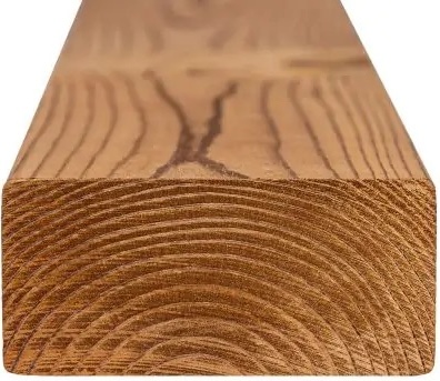 La modification thermique est un processus de traitement non toxique utilisé pour améliorer les propriétés matérielles du bois, notamment sa stabilité dimensionnelle et sa résistance biologique. Le bois traité de manière traditionnelle nécessite un entretien important, notamment une teinture, une imperméabilisation et un scellement continus. Ces traitements permettent au produit de conserver son aspect, ses performances et son intégrité structurelle tout au long de sa durée de vie. Le bois modifié thermiquement, grâce à ses propriétés améliorées, notamment sa résistance à l'eau et à la pourriture, a des besoins d'entretien et des coûts globaux comparativement réduits. Comme la modification thermique consiste à éliminer l'humidité du bois plutôt qu'à absorber des produits chimiques dans le bois, le produit final est léger.