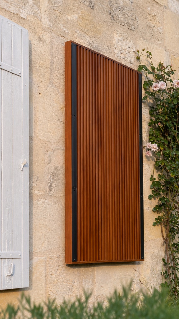 Solution de bardage et de panneau solaire thermique conçue pour être installée verticalement sur la façade extérieure d'une habitation. Le système est autonome et repose sur l'aérothermie solaire et s'organise autour de trois fonctions principales selon les moments de l'année : chauffage en hiver, rafraîchissement nocturne en été et assainissement de l'air intérieur. 