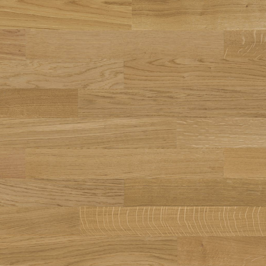 Le Unopark est un parquet avec une structure 2-plis, basée sur une sous-couche en bois massif épicéa-sapin. Les couches d’usure sont collées à la sous-couche. L’adhésif utilisé est sans formaldéhyde. La surface peut être traitée huilé naturel ou vernie mat. Dans le cas du parquet huilé, le bois est traité avec une huile naturelle à séchage oxydatif qui pénètre profondément dans les pores du bois. Un sol huilé naturel a besoin d’être entretenu régulièrement. Le parquet est verni en appliquant environ cinq à sept couches de laque très fines sur le bois. La laque recouvre le parquet comme une peau protectrice. Ce traitement de surface d’imprégnation et filmogène crée un éclat satiné. L’un des avantages évidents du parquet verni est la protection étendue du bois contre l’eau et l’humidité. Le parquet verni ne nécessite pas non plus d’entretien particulier.