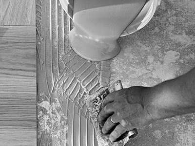 La colle Bauwerk F5 PLUS est une colle à dispersion pauvre en eau et de foisonnement appropriée pour la pose de parquet brut de petit format et de parquet fini à 2 plis sur des supports absorbants et poreux, par exemple sur des chapes en ciment et des panneaux en bois. Composition : Dispersion d'acétate de polyvinyle