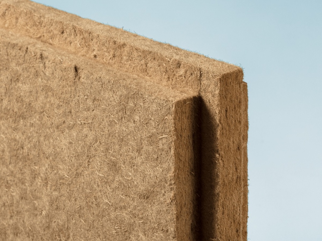 Panneau isolant en fibre de bois pour l’isolation intérieure des maisons à ossature bois et de tous les autres bâtiments anciens. Le panneau d’isolation intérieure Claytec HFD est collé à plat dans une couche d’égalisation en enduit d’argile ou fixé avec le mortier adhésif et d’armature. Les panneaux souples découplent les déformations de la construction de l’enduit intérieur. Ces panneaux peu coûteux conviennent à de nombreux types de murs extérieurs. Les conditions préalables sont un climat extérieur annuel normalement humide et un emplacement en dessous de 600 mètres au-dessus du niveau de la mer. Le mortier d’argile adhésif et d’armature convient pour la couche d’armature. Domaine d’application: Isolation intérieure des murs extérieurs à pans de bois et massifs.
