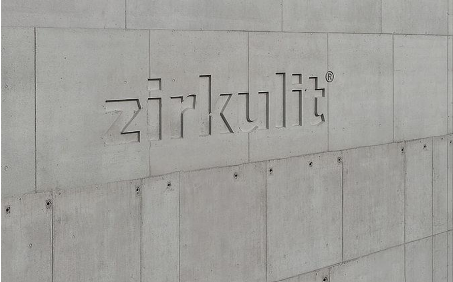 Le béton zirkulit® est fabriqué en mélangeant du ciment, des granulats pierreux grossiers et fins, y compris du granulat de béton recyclé (RC-C selon le cahier technique SIA 2030:2021) et de l’eau, et en ajoutant des adjuvants et des additifs. Le béton frais est coulé dans des coffrages sur le chantier ou dans l’usine d’éléments préfabriqués, compacté et durci dans la forme souhaitée par hydratation du ciment pour former une roche artificielle solide. Les bétons zirkulit® WD 25/30 sont utilisés comme bétons de construction dans le bâtiment et ici principalement comme étanchéité imperméable à l’eau «cuve blanche» selon SIA 272:2009. 