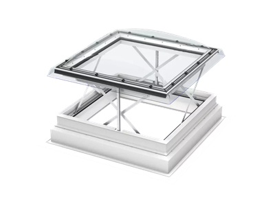 Fenêtre de désenfumage automatique, faite en matériaux bio et géosourcés (PVC, verre feuilleté, verre trempé, acier, bois). La coupole électrique assure une ventilation quotidienne en plus de sa fonction de désenfumage. Le dispositif de levage et le moteur cachés ouvrent la fenêtre de 150 mm pour la ventilation et de 500 mm pour le désenfumage. Matériel compatible avec une centrale de commande (KFC 310).