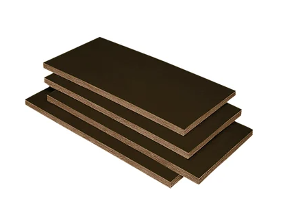 Laine de verre avec liant, incombustible, isolant thermique et phonique, imputrescible, résistant à la forme et au vieillissement ainsi que déperlante sur toute la surface.