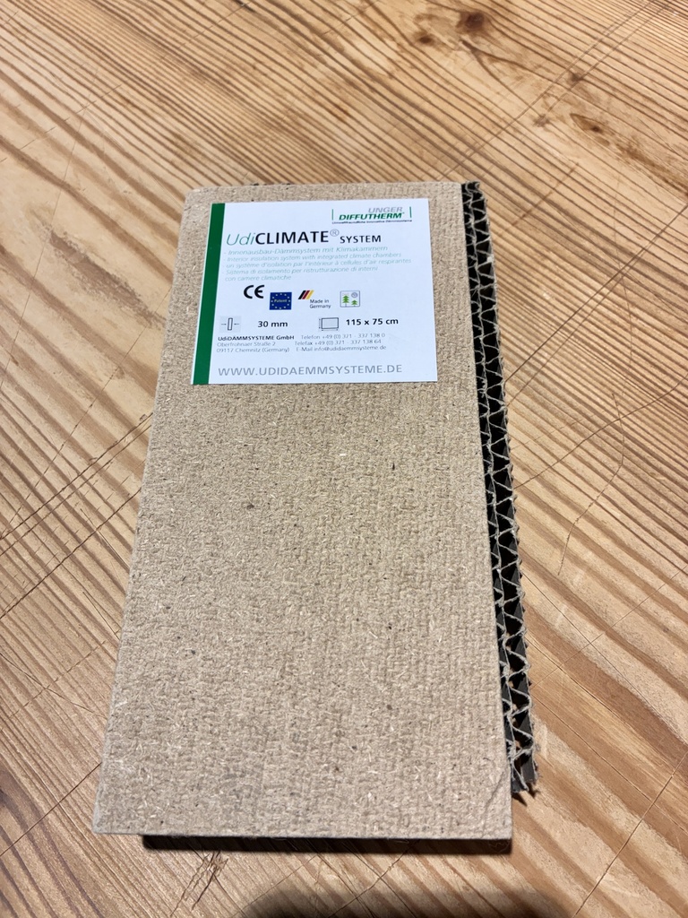 Panneau isolant prêt à enduire, adapté aux toitures, plafonds et murs intérieurs. Sa structure multicouche à base de fibres de bois intègre des couches d’air qui participent à l’isolation et à la gestion de l’humidité. L’assemblage rainure et languette limite les ponts thermiques et assure une bonne stabilité pour la pose d’enduits ou d’isolants injectés. Le panneau contribue à l’isolation thermique et à l’atténuation acoustique (environ 25 dB). Sa perméabilité à la vapeur d’eau permet de réguler l’humidité et de limiter les risques de condensation.