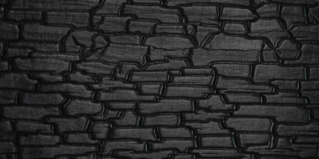 Ce bois magnifique et carbonisé a un motif caractéristique et également réparti. La lueur argentée de la couche carbonisée a une apparence différente selon l’angle de la lumière du soleil. La couche carbonisée dure rend Marugame idéal comme revêtement durable pour les toits et les façades. Marugame est également très approprié comme élément attrayant dans un intérieur particulier.