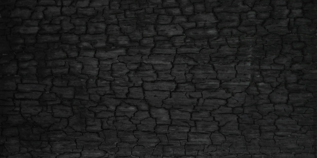 La couche de carbone dur de Yoroi et ses motifs raffinés prennent un éclat argenté au soleil.
Le bambou profondément carbonisé présente un aspect naturel et a été spécialement conçu pour les situations où la classe de résistance au feu B est requise,
par exemple dans les bâtiments publics, les immeubles de grande hauteur et les issues de secours. Yoroi est donc parfaitement adapté comme revêtement de façade durable. Yoroi se distingue également à l'intérieur.