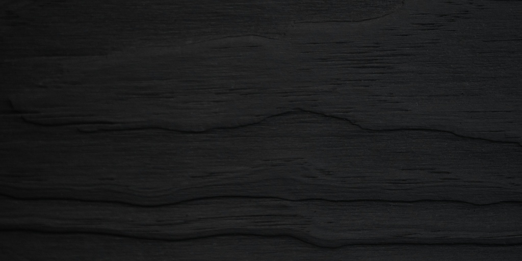 Une fois que ce magnifique bois a été soigneusement carbonisé, le Nakatado est brossé et traité. C'est ainsi que son grain vivant apparaît, avec un dénivelé de 1 à 2 mm entre les parties hautes et basses des veines. Les traces de flammes sur le bois créent un motif apaisant et rustique. Le Nakatado résiste à toutes les conditions climatiques et ne se tache pas.