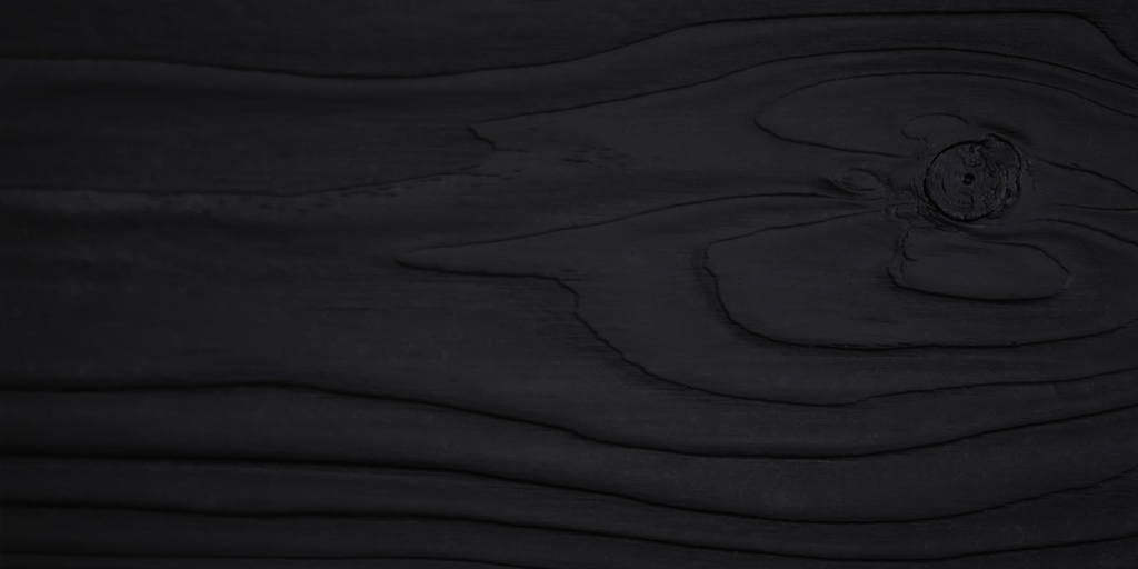 Pour le Shodoshima, le bois est scié parallèlement aux cernes de croissance (sciage à plat).
Cela permet d'obtenir un magnifique motif flammé. Après avoir été brûlé au four, le bois est brossé et traité.
La structure du grain, robuste et vivante, est clairement visible et brille magnifiquement au soleil.