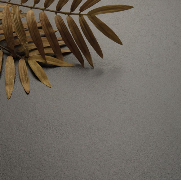 Les dalles en grès cérame sont des produits céramiques techniques utilisés pour les sols, les revêtements muraux, l’aménagement intérieur et certaines applications extérieures. Elles sont fabriquées à partir de matières premières naturelles de qualité, transformées dans des installations de production avancées. Ce matériau est présenté comme associant des caractéristiques classiques avec de bonnes performances techniques, notamment en termes de résistance, de légèreté, de flexibilité et de facilité de mise en œuvre.