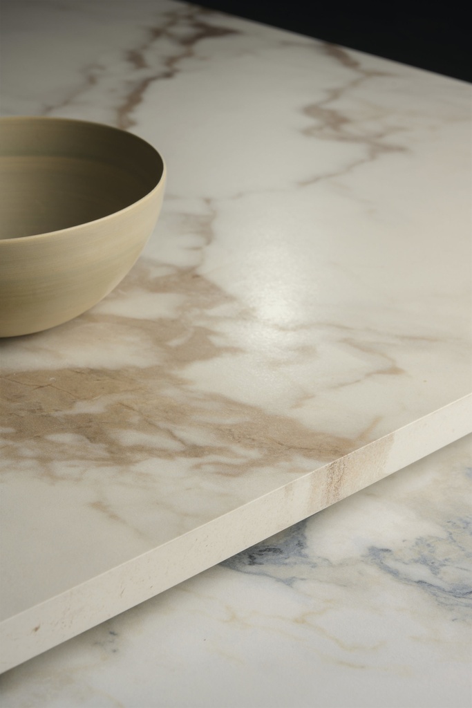Les dalles céramiques en grès cérame sont utilisées pour les sols, revêtements muraux, l'aménagement intérieur et extérieur et certains éléments de mobilier comme les plans de travail. La variante 4D Ceramics est caractérisée par une structure pleine masse sur toute l'épaisseur de la dalle. Ces dalles sont fabriquées à partir de matières premières naturelles issues de diverses régions du monde.