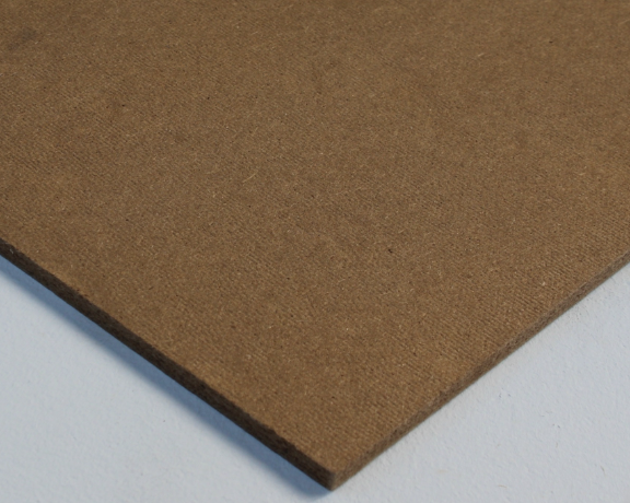 Plaque universelle de recouvrement, de désolidarisation et d'absorption acoustique pour le sol. Convient comme support pour des couches de compensation, pour l’asphalte coulé, les parquets et sols stratifiés ainsi que pour les plaques de pose / éléments de chape sèche. Les panneaux en fibres de bois UdiSTEP sont utilisés : - comme plaque universelle pour les revêtements de sol durs, tels que parquet prêt-à-poser, stratifié, liège, linoléum - comme plaque de recouvrement pour les couches de compensation dans la construction neuve, la rénovation et la réhabilitation - comme support pour chapes sèches, telles que plaques HWS, OSB et éléments de chape sèche. Fibres de bois résineux pure UdiSTEP améliore le confort de marche sur les sols durs, absorbe les bruits d’impact et de pas et est très adapté comme couche de désolidarisation lors de la pose d’asphalte coulé.