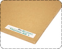 Le Thermo-A8 plus est une plaque rigide et mince de fibre de bois douce naturelle, conçue principalement pour servir de couche de recouvrement et de répartition sur des isolants en vrac (schüttungen/granulés). Fabriquée à partir de résidus de bois sans aucun liant chimique ajouté ni fibres minérales, elle bénéficie d'un traitement d'imprégnation hydrophobe (résistante à l'eau/l'humidité).