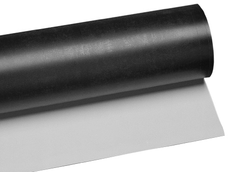Produit constitué de membranes synthétiques souples à base de polyoléfines flexibles (FPO) conçues pour assurer l'étanchéité durable et monocouche des toitures plates ou inclinées (qu'elles soient nues, végétalisées ou sous lestage), ainsi que la protection des bâtiments contre l'humidité du sol. Fixés mécaniquement, collés ou maintenus par une charge extérieure, les lés s'assemblent par soudure thermique à l'air chaud afin de garantir une barrière totalement imperméable à l'eau et résistante aux intempéries.