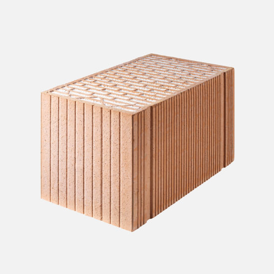 Les Porotherm S8 sont des briques légères, rectifiées et isolantes, remplies de perlite. Elles répondent aux exigences en matière d’isolation acoustique et de résistance statique. La maçonnerie est réalisée avec un joint d’assise mince, qui contribue à limiter la pénétration de l’humidité dans le bâtiment. Le système Porotherm permet ainsi de réaliser des façades monolithiques à simple paroi, y compris pour des bâtiments à plusieurs étages.