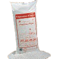 Thermo-Floor® est un granulat de perlite expansée conçu pour la sous-construction de chape dans les bâtiments neufs et anciens. La perlite est expansée selon un procédé spécifique pour obtenir un isolant léger, résistant à la compression, insensible à l'humidité et stable en forme. Le matériau est incombustible et ne subit pas de tassement ultérieur. La mise en œuvre consiste à déverser les sacs (environ 10 kg) avec une surhauteur de 20 %, à égaliser le niveau, puis à compacter en marchant à l'aide de chaussures de compactage dédiées. L'application se termine par la pose d'une couche de séparation perméable à la vapeur (type carton en rouleau Thermo-Rollpappe ou plaques Thermo-A8+) avant le coulage de la chape.