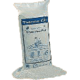 Thermo-Fill® est un granulat de perlite expansée développé pour l'isolation des cavités dans les bâtiments anciens et neufs. La perlite est expansée selon un procédé spécifique pour obtenir un isolant léger, résistant à l'humidité et stable en forme. Le produit est incombustible et ne subit pas de tassement ultérieur. Sa mise en œuvre s'effectue par le déversement des sacs (environ 10 kg) dans les cavités, suivi éventuellement d'un léger compactage et d'un égalisage. Thermo-Fill® ne nécessite pas de protection contre l'humidité de l'air par des films plastiques et permet de réaliser des structures ouvertes à la diffusion de vapeur. L'étanchéité au vent de la construction est assurée par la pose d'un papier de construction (Thermo-Baupapier) ou, en extérieur, par une couche d'enduit de 2 cm.